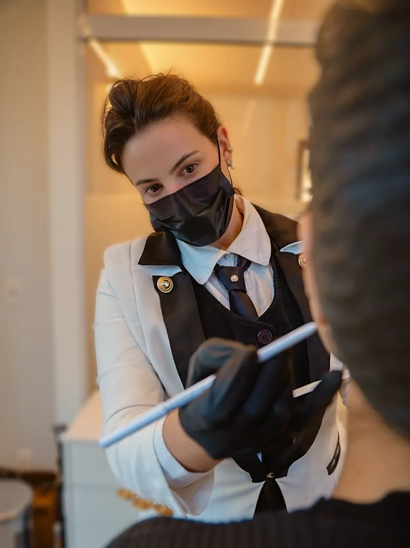 Dra. Dayane fazendo a marcação facial de uma paciente