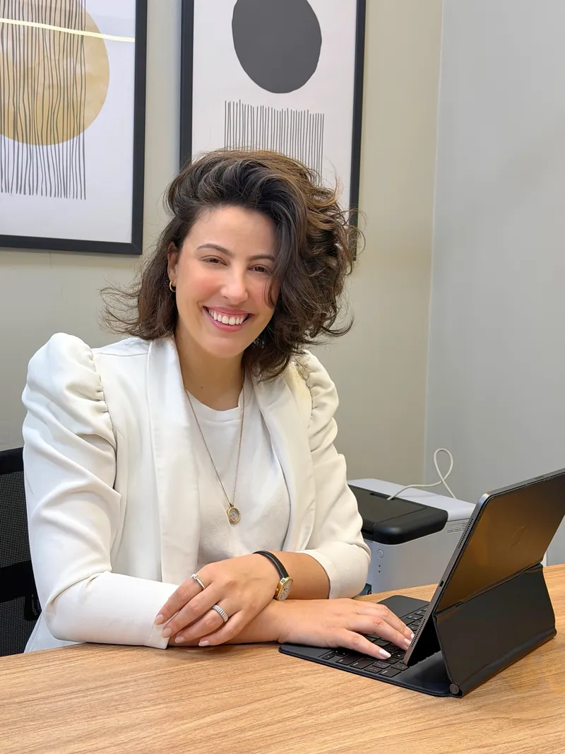 Dra. Dayane Drumond sorrindo no consultório